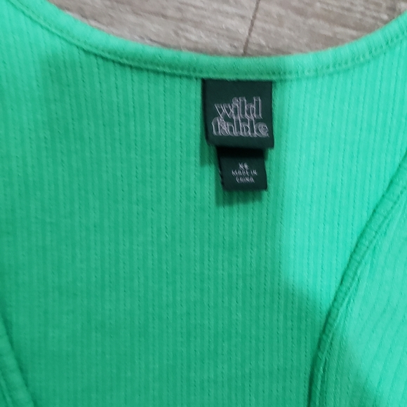 Set of 2 crop tops size medium - Picture 8 of 9